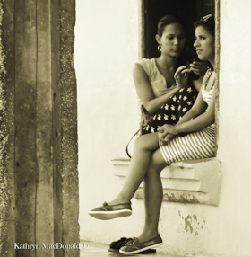 P205 B&amp;W Girls-window - Web LR-1